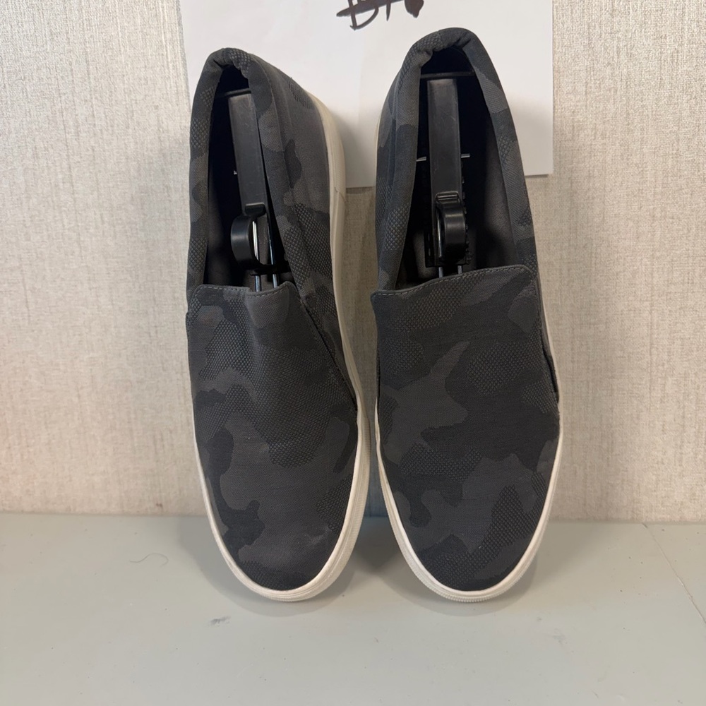 Vince Camuto Korli2 Greyโ Camouflage Grey Slip-On Platform Sneakers